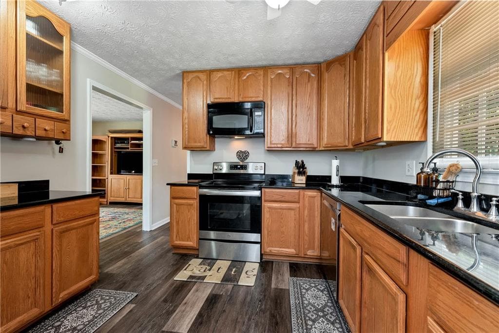 3 bedroom, 2 bathroom, 1,908 sq ft single family residence for sale at 1847 Oak Ridge Lane, Lawrenceville, GA 30044 — photo 3