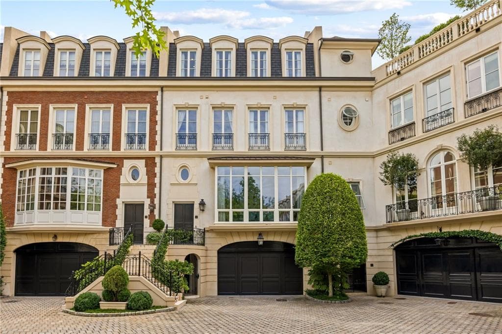 3 bedroom, 5 bathroom, 4,500 sq ft townhouse under contract at 2288 Peachtree Road 16, Atlanta, GA 30309