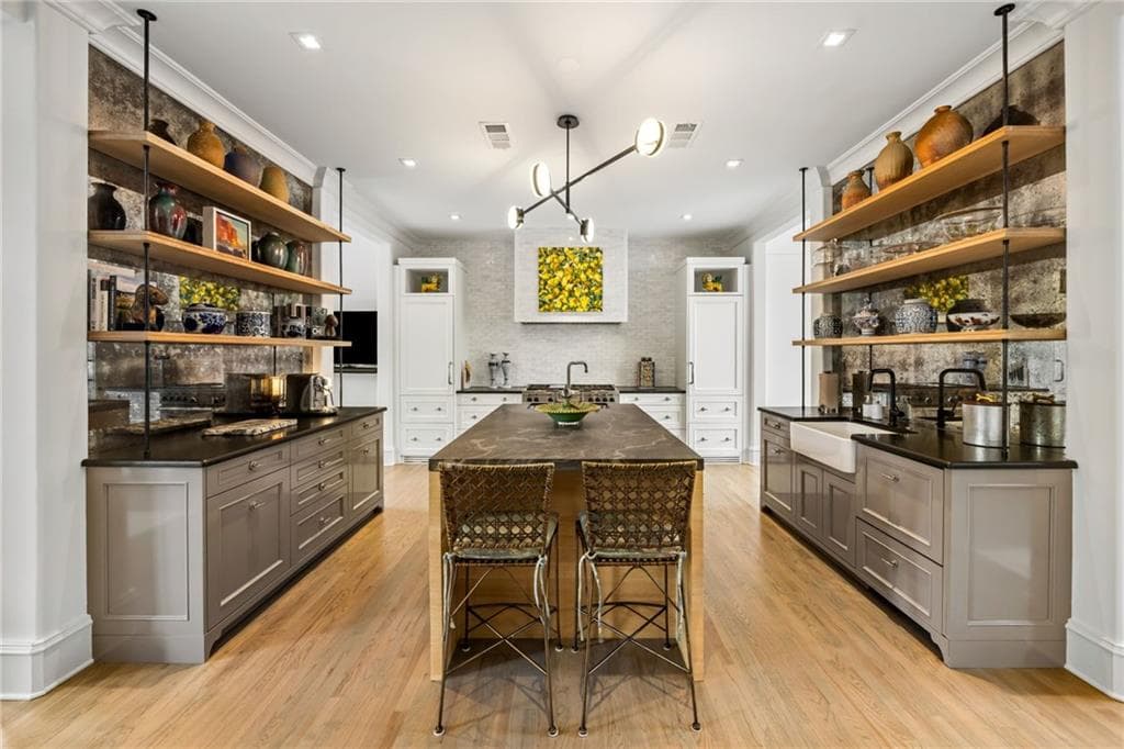 3 bedroom, 5 bathroom, 4,500 sq ft townhouse under contract at 2288 Peachtree Road 16, Atlanta, GA 30309 — photo 2