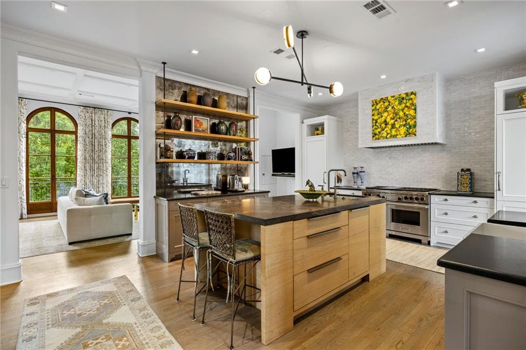 3 bedroom, 5 bathroom, 4,500 sq ft townhouse under contract at 2288 Peachtree Road 16, Atlanta, GA 30309 — photo 3