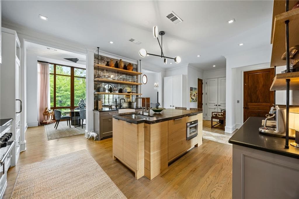 3 bedroom, 5 bathroom, 4,500 sq ft townhouse under contract at 2288 Peachtree Road 16, Atlanta, GA 30309 — photo 4