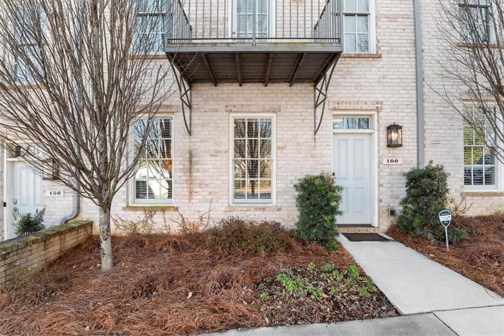4 bedroom, 4 bathroom, 2,160 sq ft single family residence for rent at 160 Clover Court, Roswell, GA 30075 for $4,300 a month — photo 2