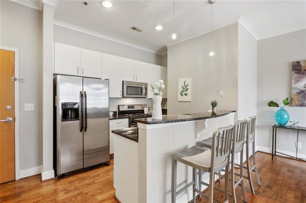 2 bedroom, 2 bathroom, 1,050 sq ft condominium for sale at 384 Ralph Mcgill Boulevard 319, Atlanta, GA 30312 — photo 1 of 25