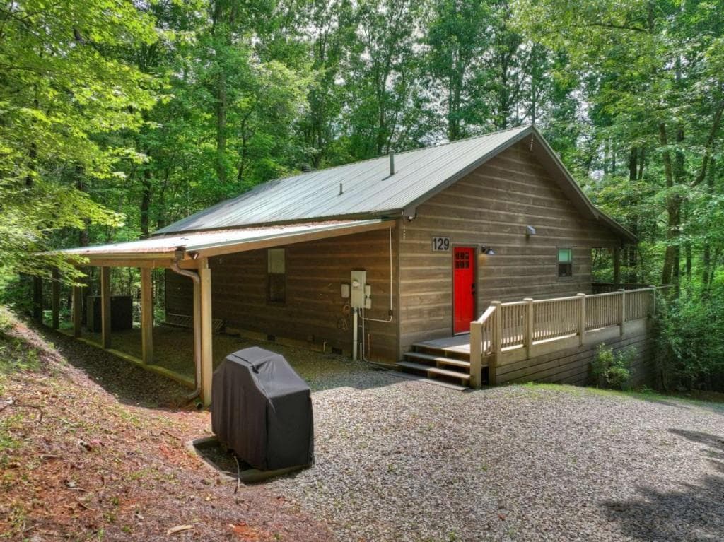 7 bedroom, 5 bathroom, 5,903 sq ft single family residence for sale at 20 Bear Trail, Ellijay, GA 30540 — photo 2
