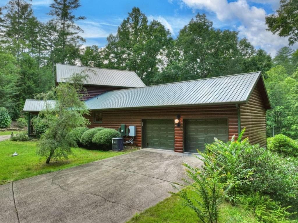 7 bedroom, 5 bathroom, 5,903 sq ft single family residence for sale at 20 Bear Trail, Ellijay, GA 30540 — photo 10