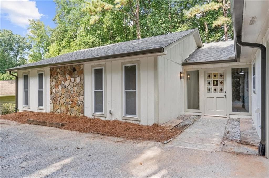 3 bedroom, 2 bathroom, 1,932 sq ft single family residence for sale at 9570 Hillside Drive, Roswell, GA 30076 — photo 3