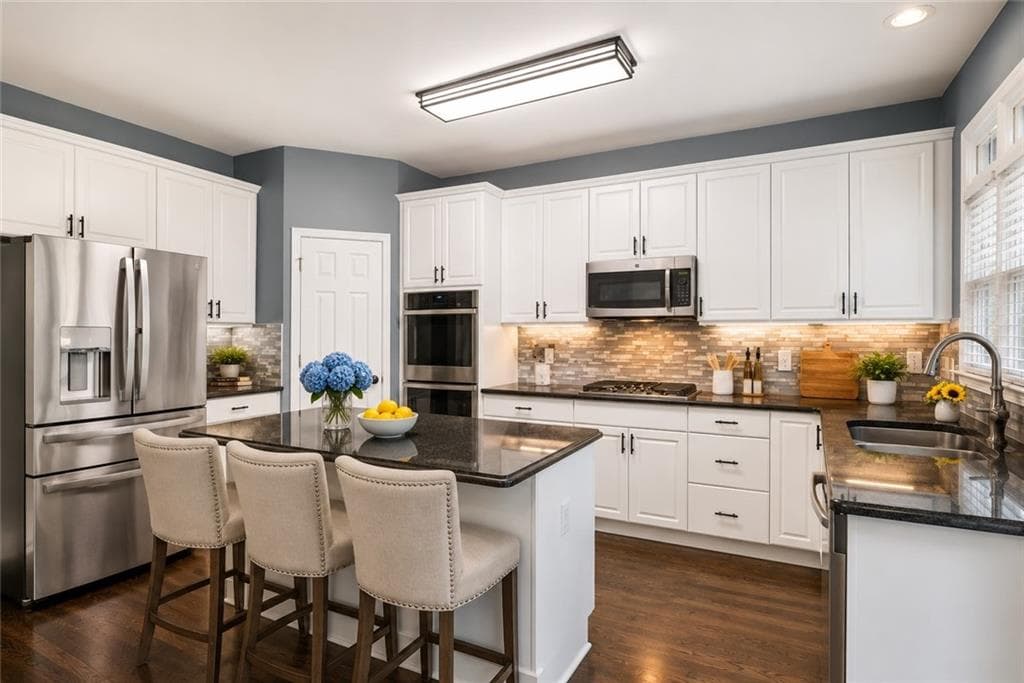 7 bedroom, 5 bathroom, 4,765 sq ft single family residence under contract at 1010 River Mist Drive, Suwanee, GA 30024 — photo 3