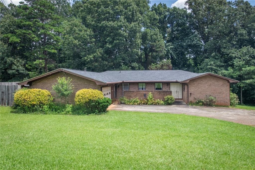 3 bedroom, 3 bathroom, 2,181 sq ft single family residence for sale at 4012 Kings Highway, Douglasville, GA 30135