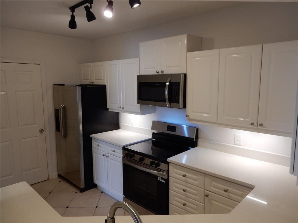 1 bedroom, 1 bathroom, 998 sq ft condominium for sale at 3334 Peachtree Road 1213, Atlanta, GA 30326 — photo 8