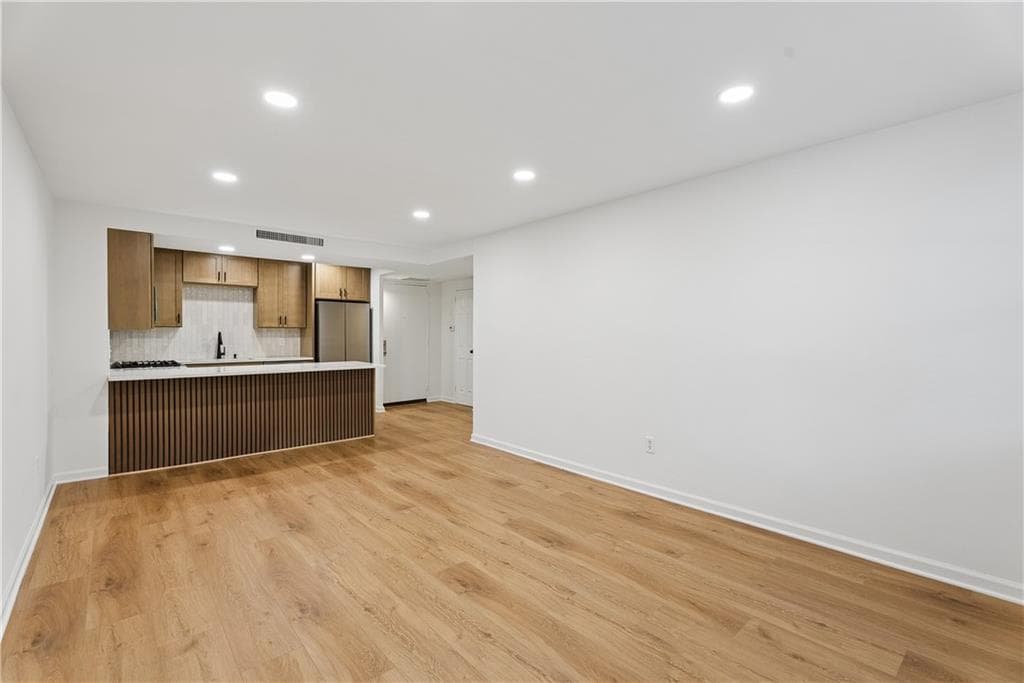 1 bedroom, 1 bathroom, 642 sq ft condominium for sale at 2965 Pharr Court South 118, Atlanta, GA 30305 — photo 2