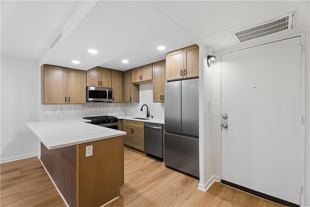 1 bedroom, 1 bathroom, 642 sq ft condominium for sale at 2965 Pharr Court South 118, Atlanta, GA 30305 — photo 7