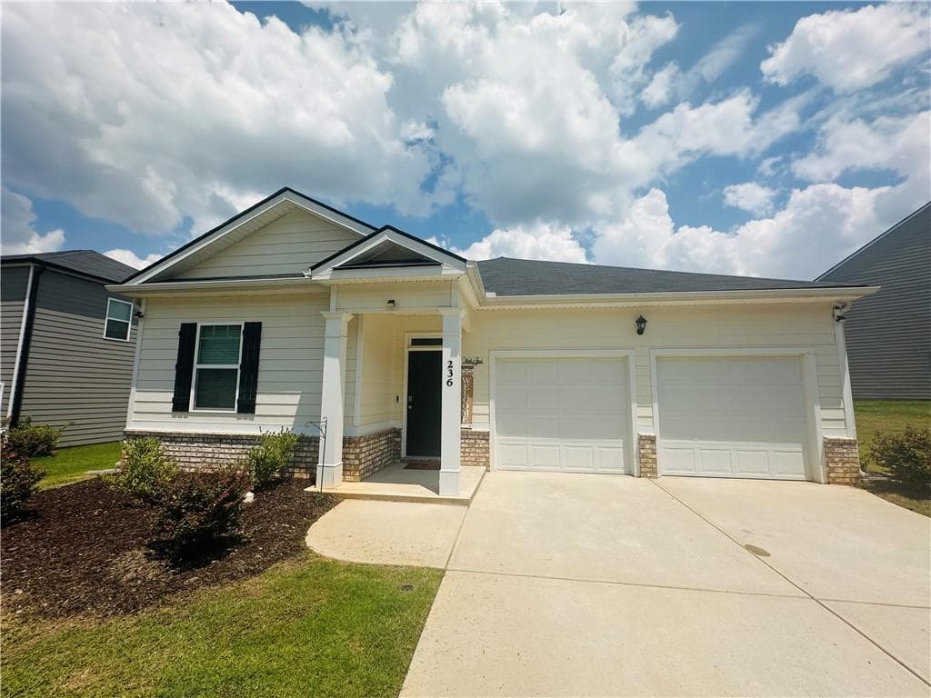 4 bedroom, 2 bathroom, 1,880 sq ft single family residence for rent at 236 Sullivan Street, Hampton, GA 30228 for $2,300 a month — photo 1 of 13