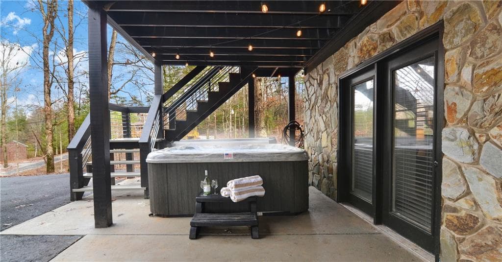 4 bedroom, 3 bathroom, 2,080 sq ft single family residence for sale at 136 Fox Run Drive, Blue Ridge, GA 30513 — photo 2