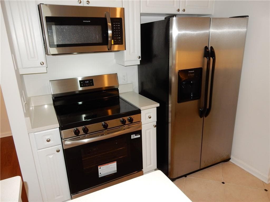2 bedroom, 2 bathroom, 1,424 sq ft condominium for sale at 3334 Peachtree Road 1203, Atlanta, GA 30326 — photo 8