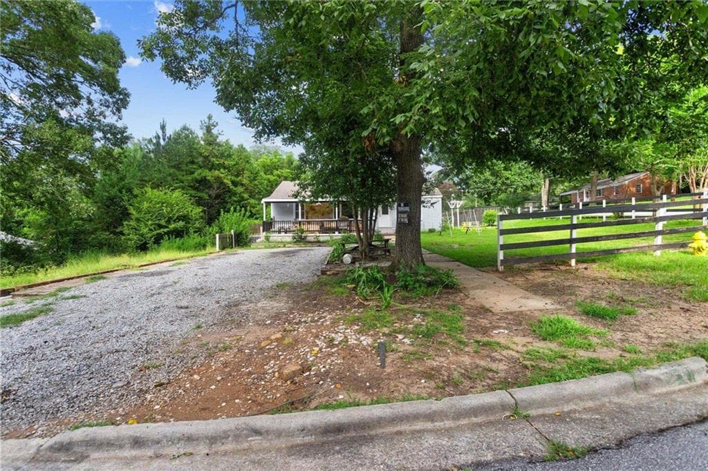 4 bedroom, 3 bathroom, 1,942 sq ft single family residence for sale at 2 Lafayette Drive, Columbus, GA 31903 — photo 3