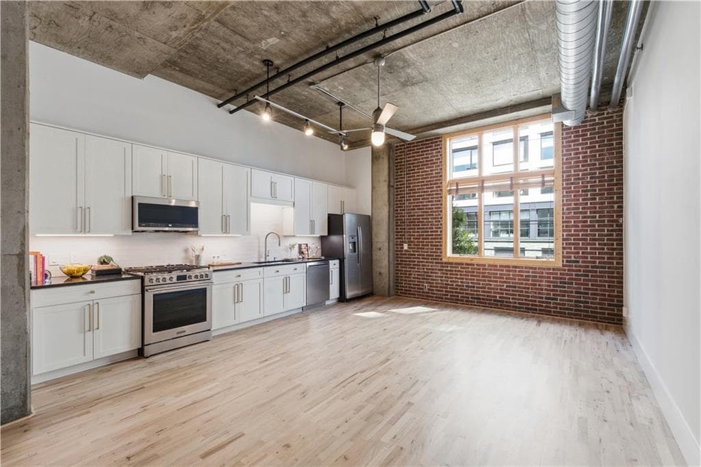 1 bedroom, 1 bathroom, 683 sq ft condominium for sale at 660 Glen Iris Drive 208, Atlanta, GA 30308 — photo 1 of 33