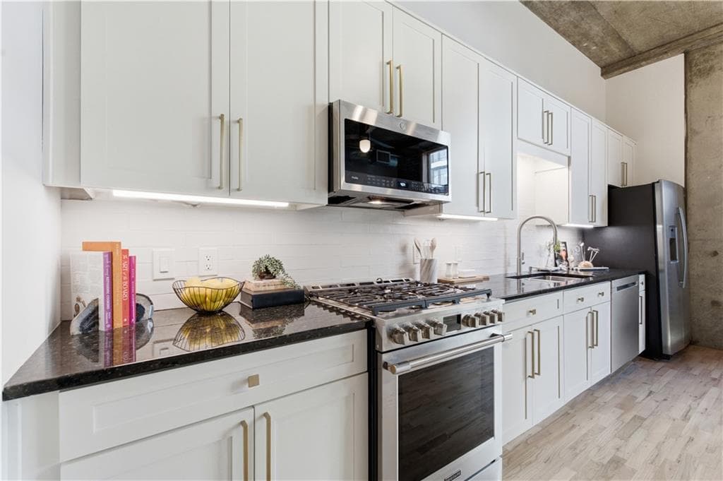 1 bedroom, 1 bathroom, 683 sq ft condominium for sale at 660 Glen Iris Drive 208, Atlanta, GA 30308 — photo 3