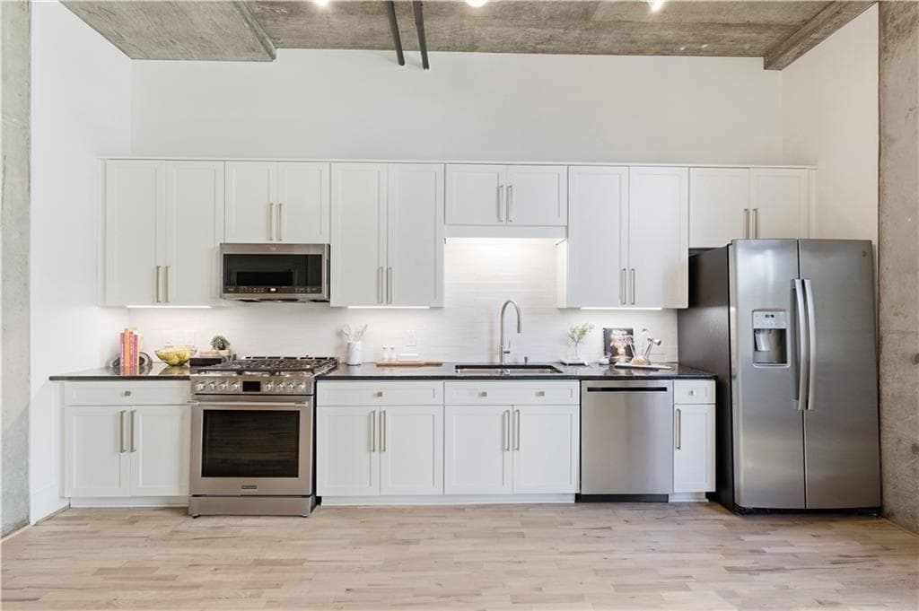 1 bedroom, 1 bathroom, 683 sq ft condominium for sale at 660 Glen Iris Drive 208, Atlanta, GA 30308 — photo 4