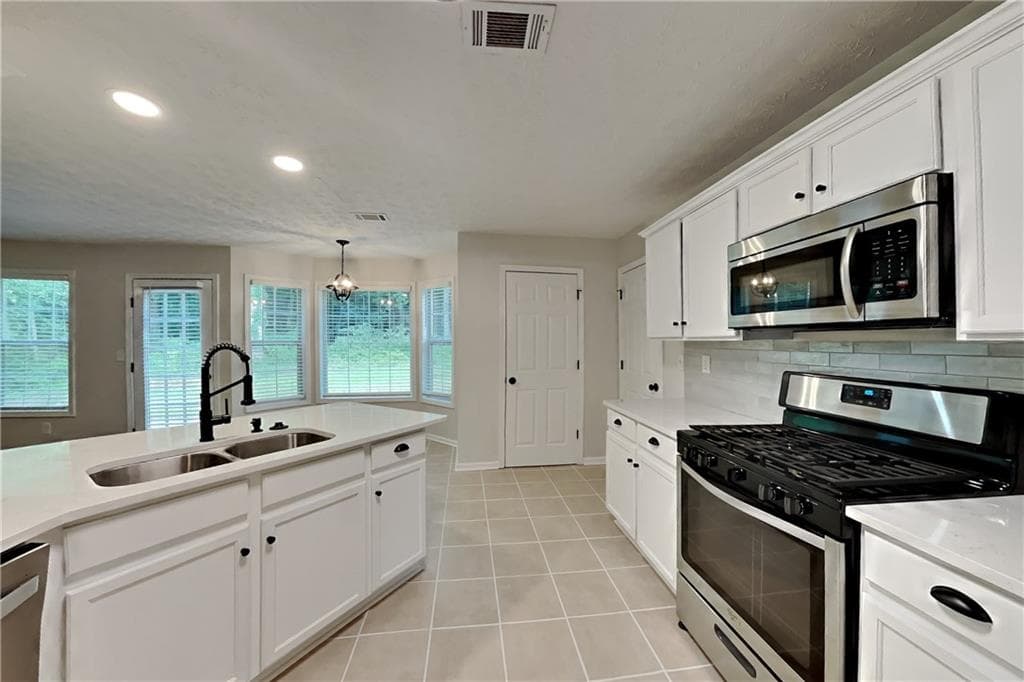 3 bedroom, 3 bathroom, 2,498 sq ft single family residence for rent at 7318 Coral Lake Drive, Flowery Branch, GA 30542 for $2,300 a month — photo 6