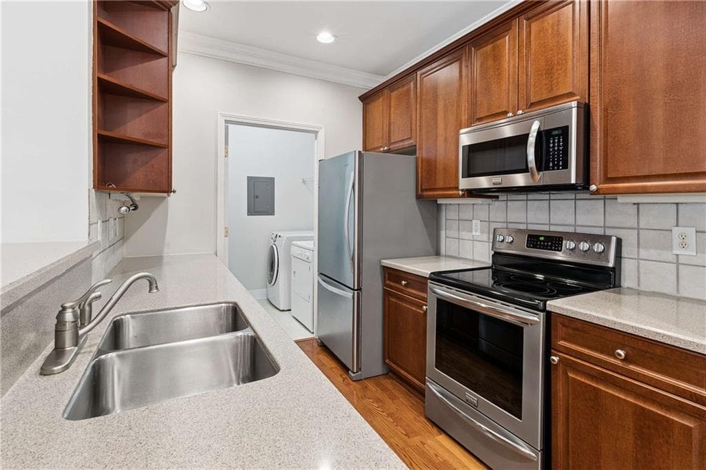2 bedroom, 1 bathroom, 1,082 sq ft condominium for sale at 3106 Stratford Commons, Decatur, GA 30033 — photo 7