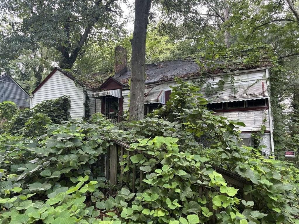 2 bedroom, 1 bathroom, 966 sq ft single family residence for sale at 1895 Maywood Place, Atlanta, GA 30318 — photo 1 of 34