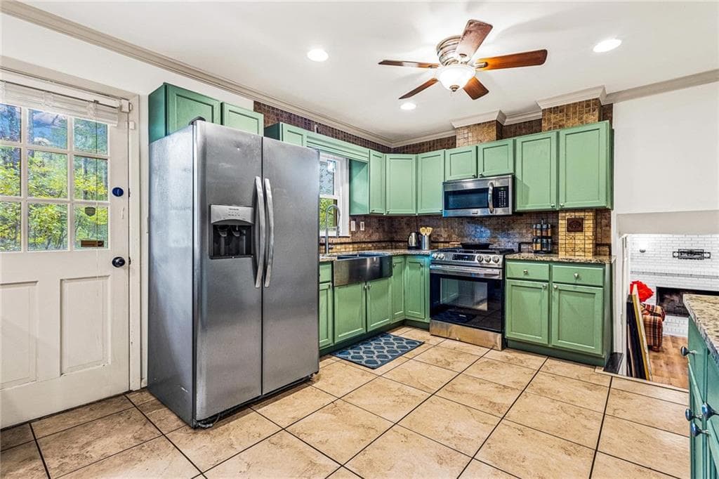 3 bedroom, 2 bathroom, 1,923 sq ft single family residence for sale at 3303 Kilarney Court, Decatur, GA 30032 — photo 2