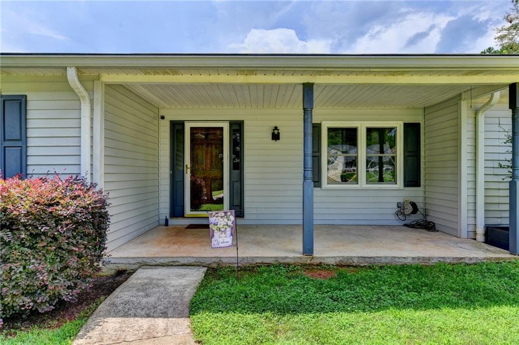 4 bedroom, 3 bathroom, 2,109 sq ft single family residence for sale at 4410 Meadow Trail, Cumming, GA 30028 — photo 5
