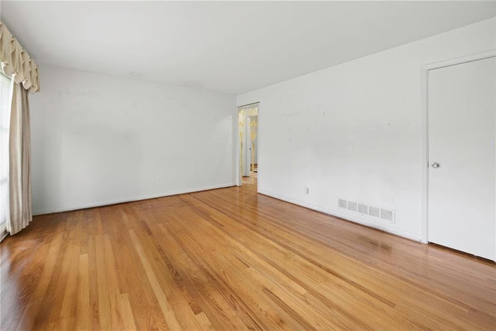 7 bedroom, 6 bathroom, 2,454 sq ft single family residence for sale at 3130 Stratford Arms Drive, Atlanta, GA 30341 — photo 5