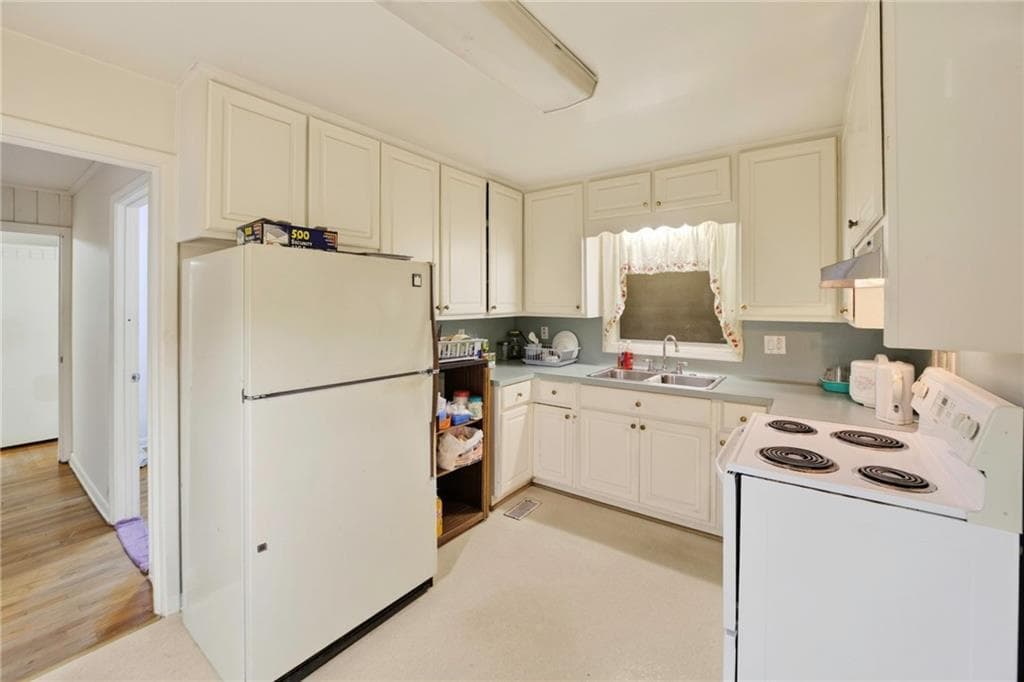 7 bedroom, 6 bathroom, 2,454 sq ft single family residence for sale at 3130 Stratford Arms Drive, Atlanta, GA 30341 — photo 8