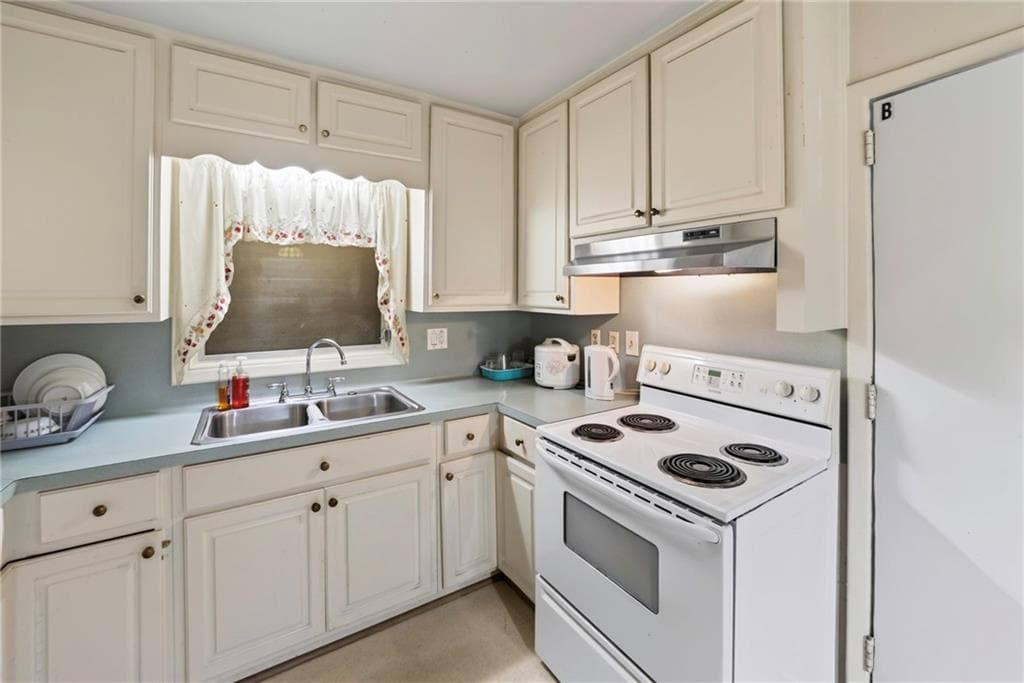 7 bedroom, 6 bathroom, 2,454 sq ft single family residence for sale at 3130 Stratford Arms Drive, Atlanta, GA 30341 — photo 10