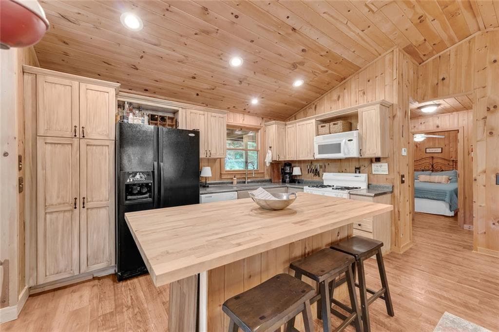 2 bedroom, 2 bathroom, 1,126 sq ft single family residence for sale at 185 Pope Dickson Lane, Clarkesville, GA 30523 — photo 8