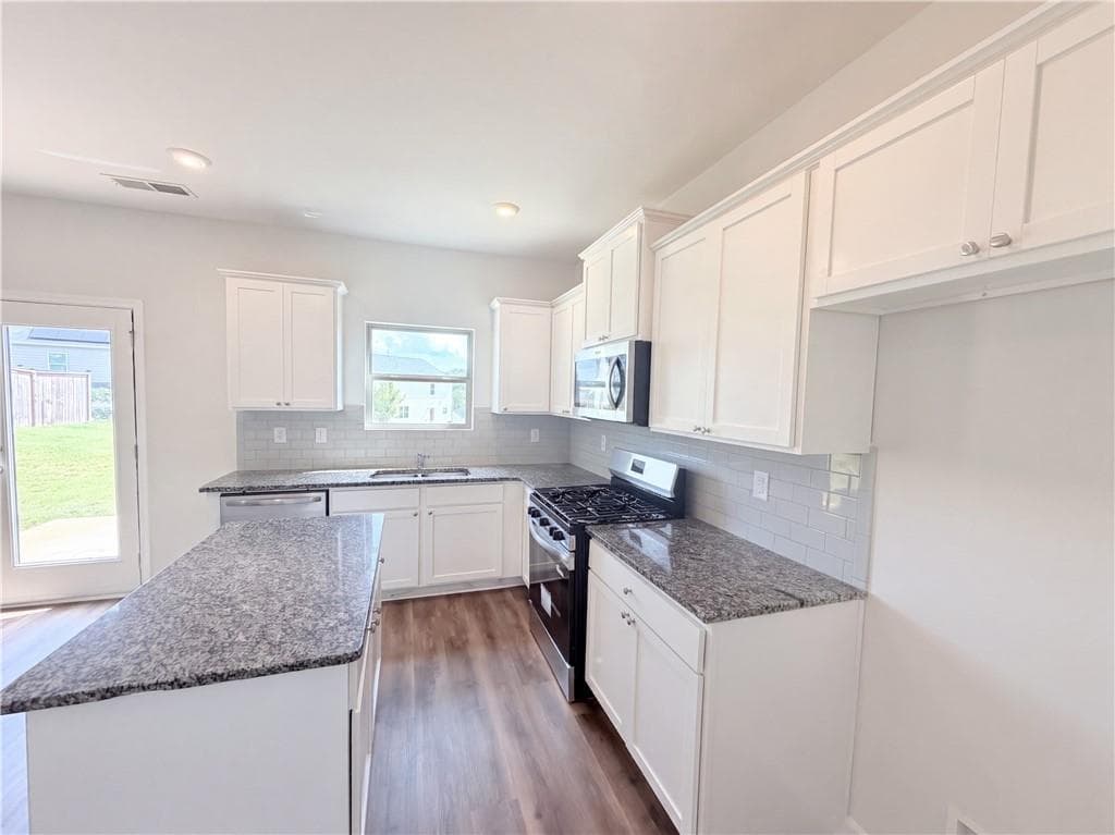 4 bedroom, 3 bathroom, 2,416 sq ft single family residence for sale at 2048 Massey Lane, Winder, GA 30680 — photo 9
