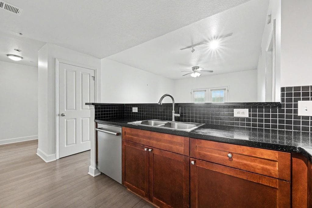 2 bedroom, 2 bathroom, 1,142 sq ft condominium for sale at 230 E Ponce De Leon Avenue 409, Decatur, GA 30030 — photo 3