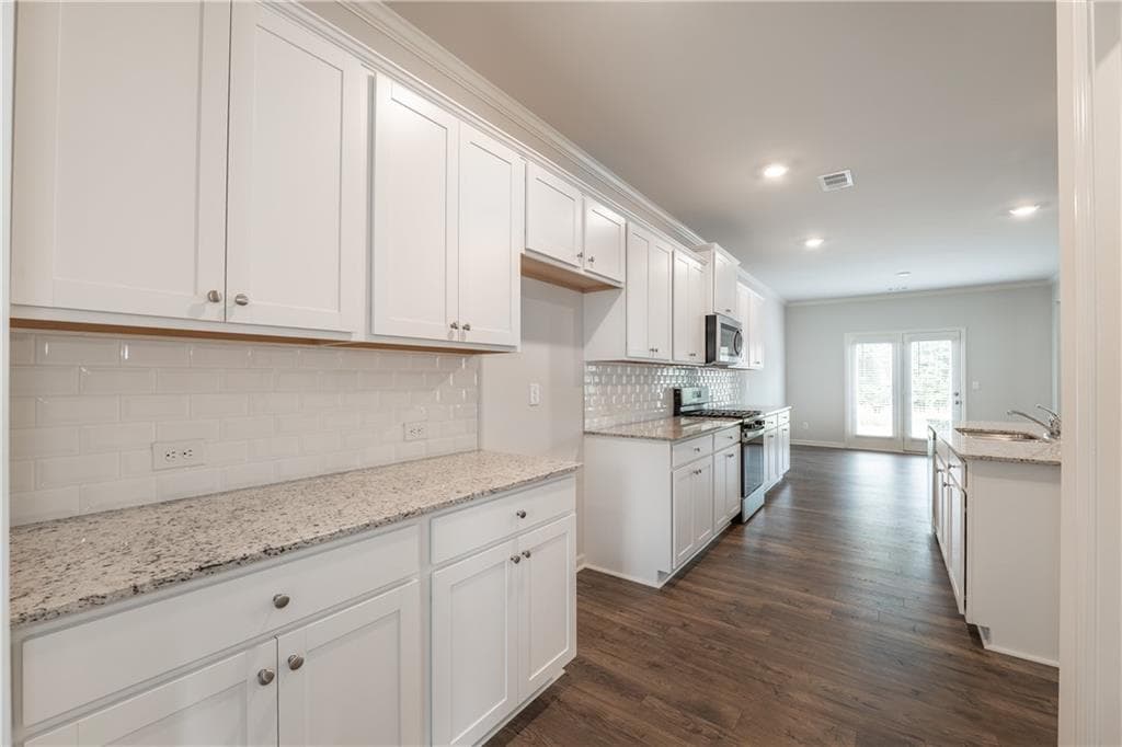 5 bedroom, 3 bathroom, 3,209 sq ft single family residence for rent at 74 Grove Springs Court, Cartersville, GA 30120 for $3,250 a month — photo 2