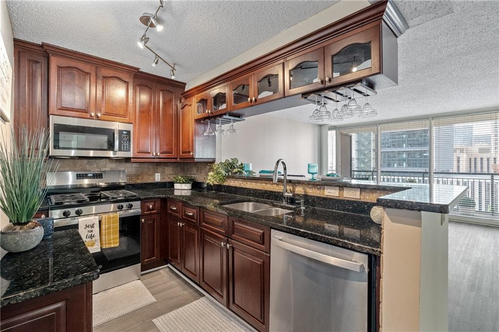 2 bedroom, 1 bathroom, 992 sq ft condominium for sale at 620 Peachtree Street 911, Atlanta, GA 30308 — photo 5