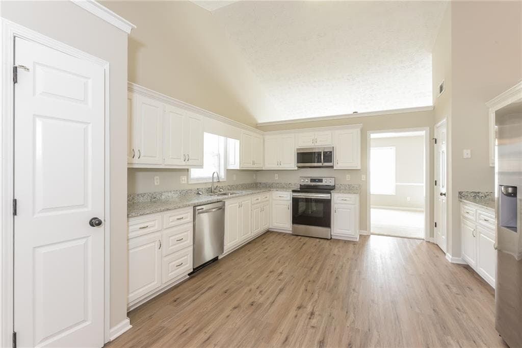 3 bedroom, 2 bathroom, 2,638 sq ft single family residence for sale at 2725 Lenora Springs Drive, Snellville, GA 30039 — photo 9
