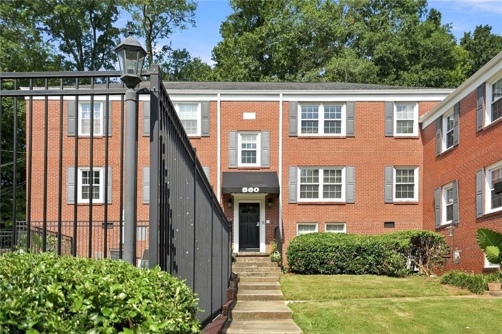 2 bedroom, 1 bathroom, 840 sq ft condominium for sale at 560 Goldsboro Road B, Atlanta, GA 30307 — photo 2