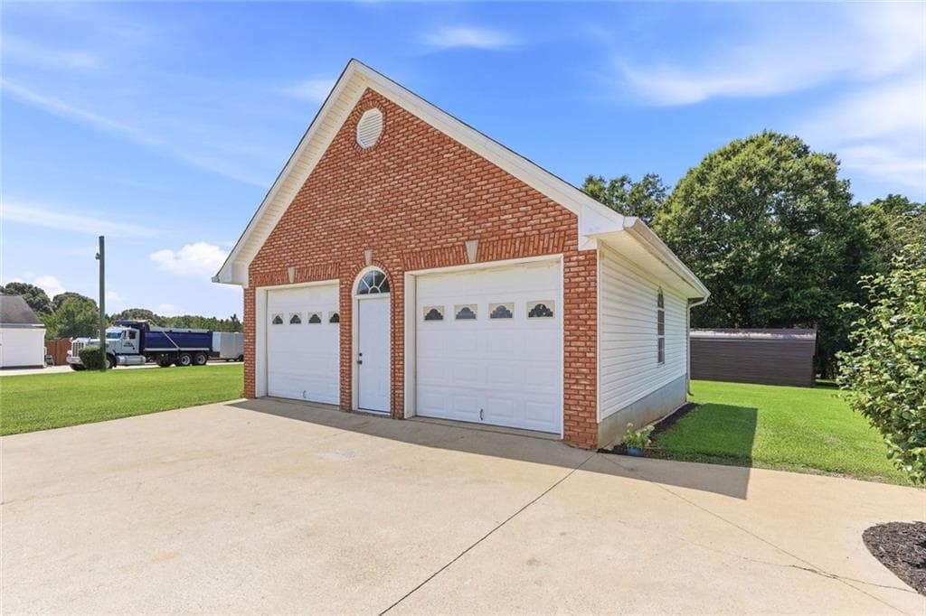 3 bedroom, 2 bathroom, 2,064 sq ft single family residence for sale at 5573 Clarks Bridge Road, Clermont, GA 30527 — photo 8