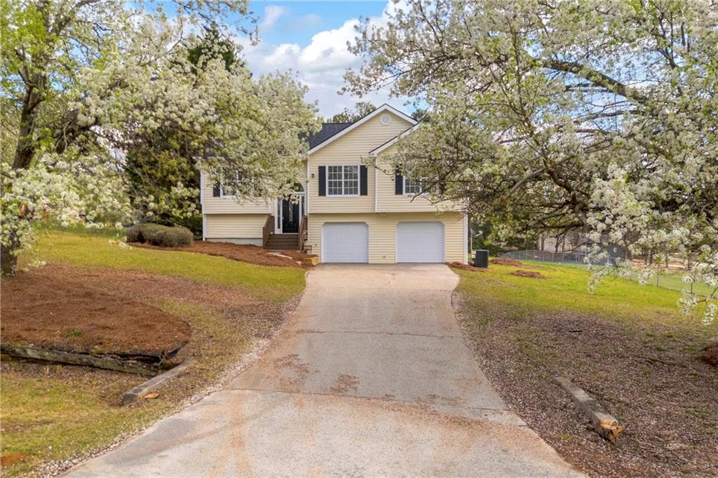 4 bedroom, 2 bathroom, 1,828 sq ft single family residence under contract at 301 Jonaquil Avenue, Auburn, GA 30011 — photo 3
