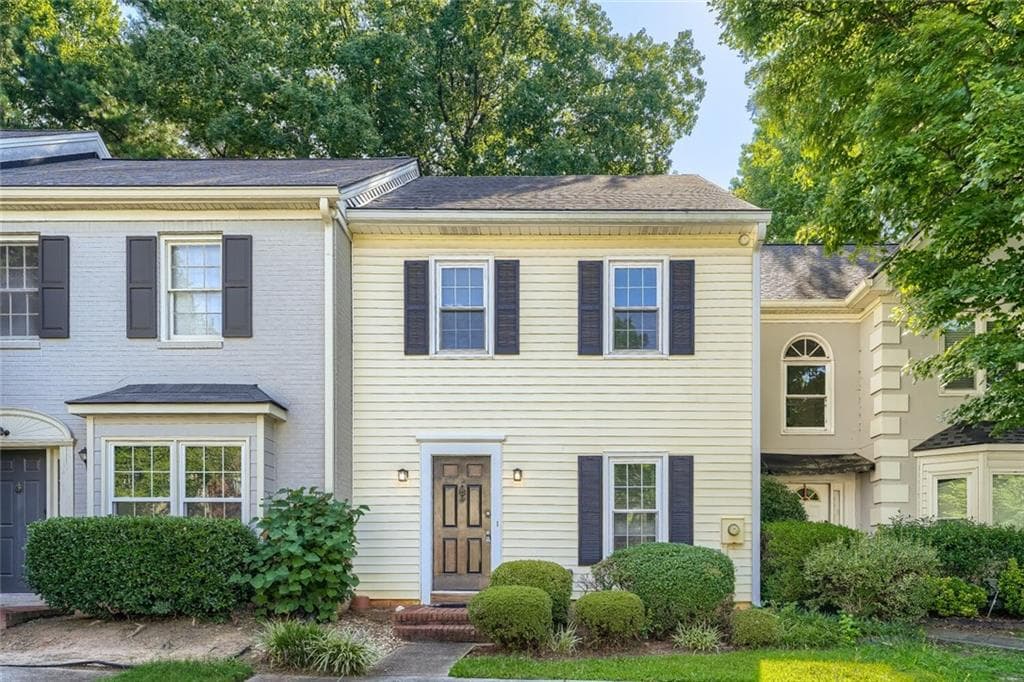 2 bedroom, 3 bathroom, 1,200 sq ft condominium for sale at 594 Harcourt Place, Marietta, GA 30067 — photo 1 of 17