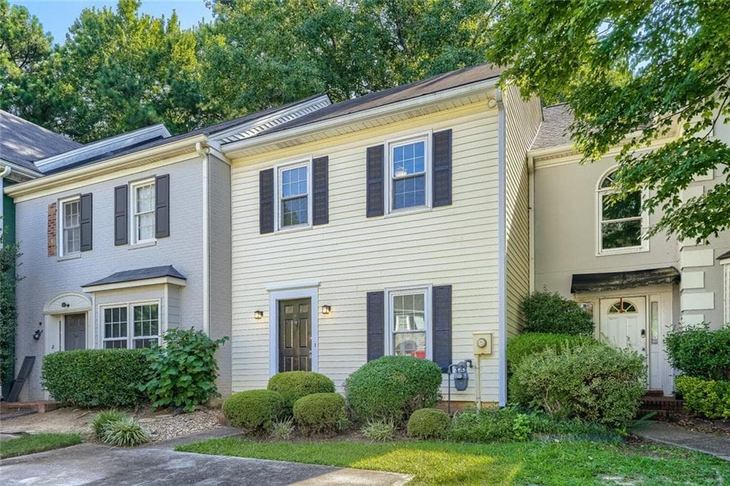 2 bedroom, 3 bathroom, 1,200 sq ft condominium for sale at 594 Harcourt Place, Marietta, GA 30067 — photo 2