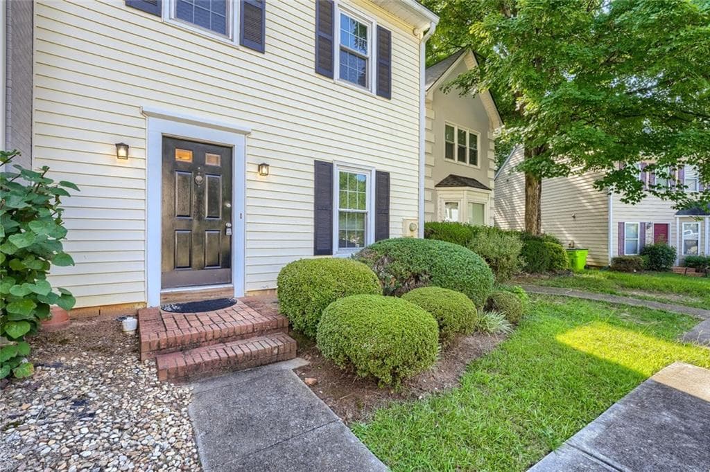 2 bedroom, 3 bathroom, 1,200 sq ft condominium for sale at 594 Harcourt Place, Marietta, GA 30067 — photo 3