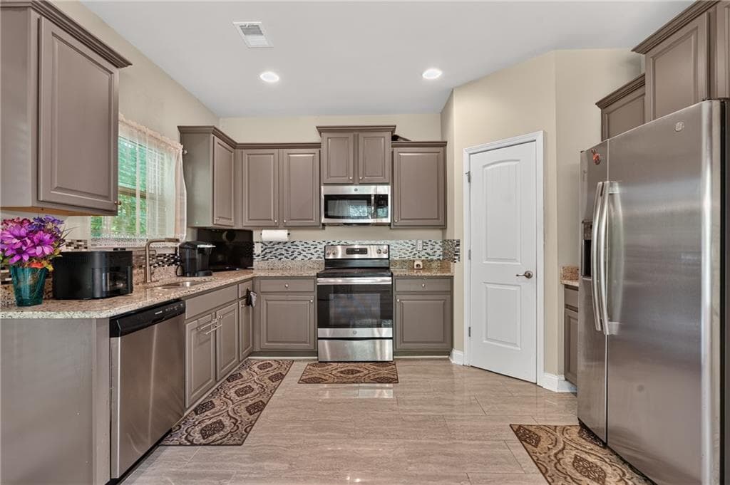 4 bedroom, 3 bathroom, 1,743 sq ft single family residence under contract at 8664 Spivey Village Trail, Jonesboro, GA 30236 — photo 5