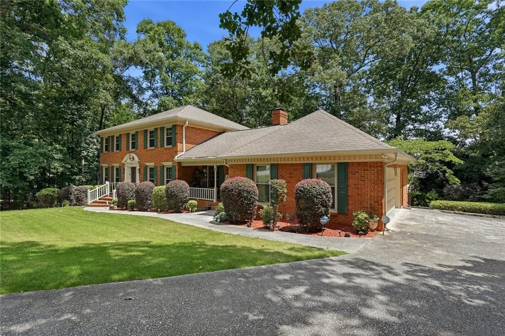5 bedroom, 4 bathroom, 4,020 sq ft single family residence under contract at 5027 Castlewood Drive, Lilburn, GA 30047 — photo 2