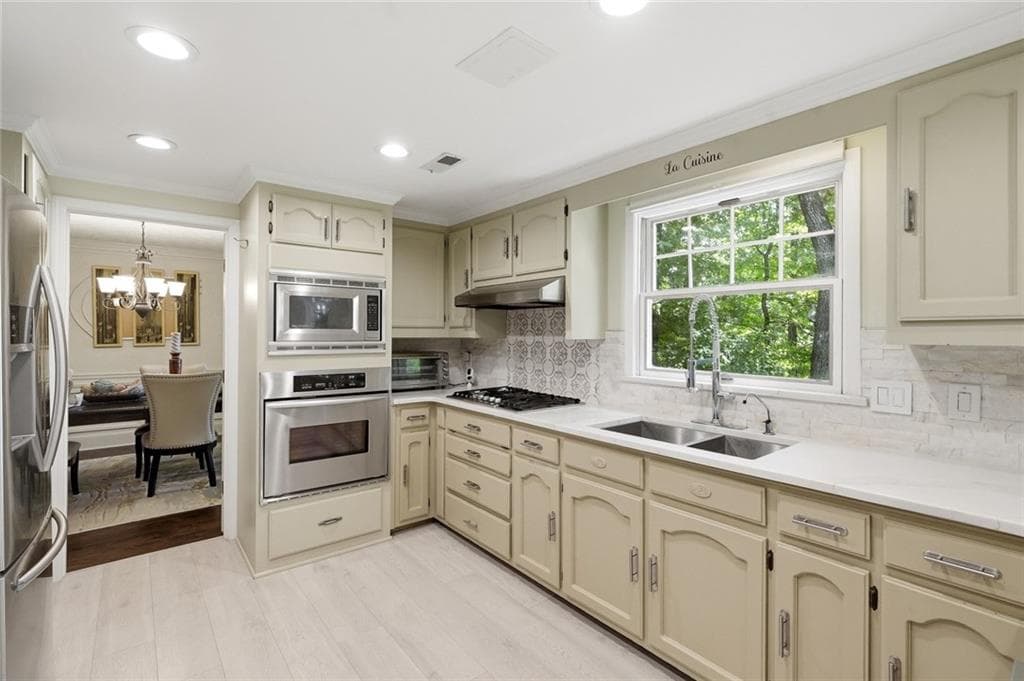 5 bedroom, 4 bathroom, 4,020 sq ft single family residence under contract at 5027 Castlewood Drive, Lilburn, GA 30047 — photo 5