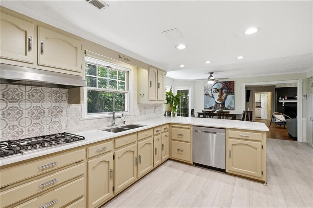 5 bedroom, 4 bathroom, 4,020 sq ft single family residence under contract at 5027 Castlewood Drive, Lilburn, GA 30047 — photo 6
