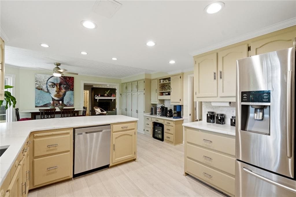 5 bedroom, 4 bathroom, 4,020 sq ft single family residence under contract at 5027 Castlewood Drive, Lilburn, GA 30047 — photo 7