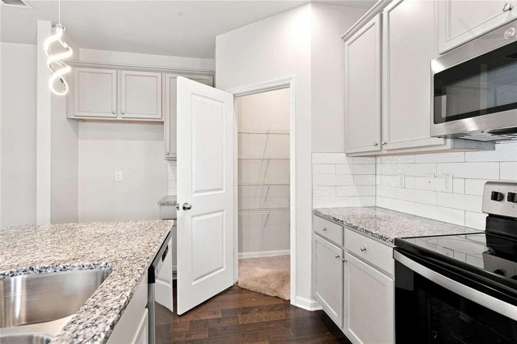 3 bedroom, 3 bathroom, 2,110 sq ft townhouse under contract at 2198 Justify Lane, Lithonia, GA 30058 — photo 6