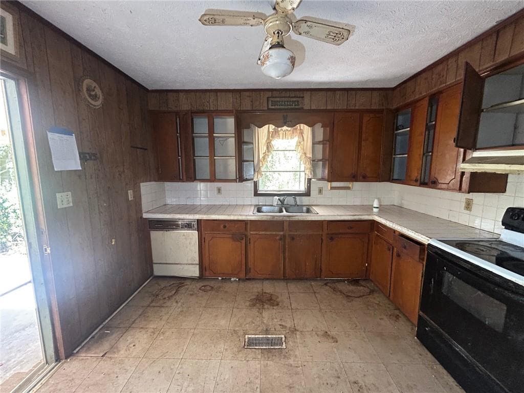3 bedroom, 2 bathroom, 1,640 sq ft single family residence for sale at 59 Graham Drive, Cave Spring, GA 30124 — photo 4