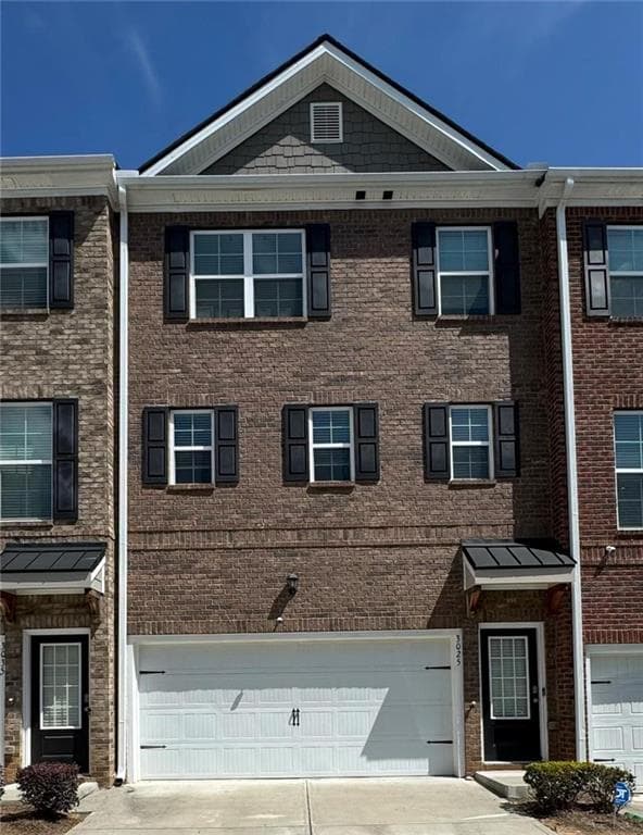 4 bedroom, 4 bathroom, 2,400 sq ft townhouse for sale at 3025 Westpoint Circle, Snellville, GA 30078 — photo 1 of 26